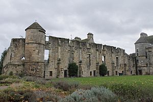 Archivo:Falkland Palace, north wing from NW