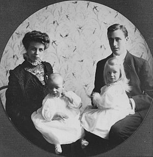 Archivo:Franklin D. Roosevelt and Eleanor Roosevelt with Anna and baby James, formal portrait in Hyde Park, New York 1908