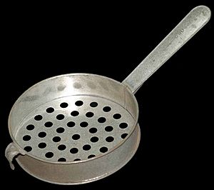 Archivo:Halusky strainer without text