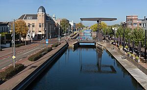 Archivo:Helmond, zicht op kanaal door Helmond vanaf de Kasteeltraverse foto8 2016-10-16 13.53