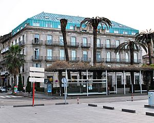 Archivo:Hotel AC Palacio Universal, Vigo, 2016