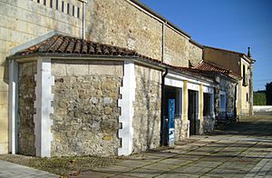 Archivo:Iglesia de Nuestra Señora de Muslera (lateral)