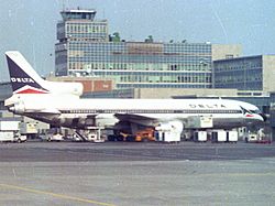 Archivo:Lockheed L-1011-385-1 TriStar 1 N726DA Delta Air Lines, Montreal (Dorval), July 1984.