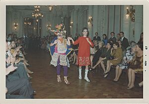 Archivo:Modelo y bailarín de Diablada en un desfile de Daisy Wende en 1967