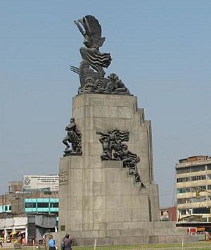 Archivo:Monumento a Grau - Statue in plaza 1 (cropped)
