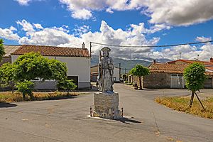 Archivo:Monumento al peregrino en Valverde de Valdelacasa