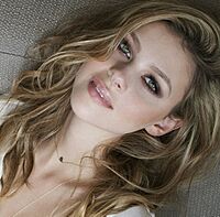 Archivo:Nicola-Peltz-2
