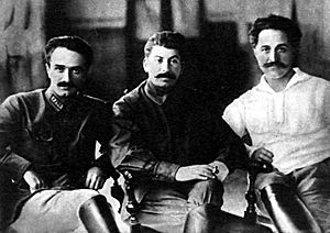 Archivo:Ordzhonikidze, Stalin and Mikoyan, 1925