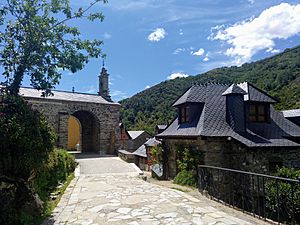 Archivo:Panorámica de Colinas del Campo, con el Arco de la Ermita del Santo Cristo