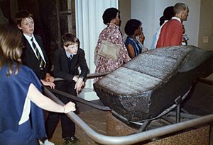 Archivo:Rosetta-stone-display-in-1985