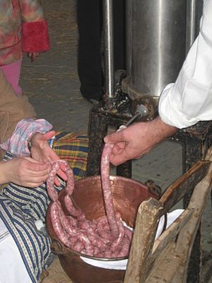 Archivo:Sausages making in Sueras 02