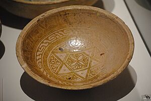 Archivo:Scodella - maiolica a lustro metallico - Muscia (Spagna), primo quarto XII secolo (chiesa di Sant'Andrea Forisportam, Pisa) - Museo nazionale di San Matteo
