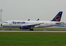 Spanair A320-232 (EC-IPI) taxiing at Munich Airport.jpg