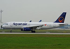 Archivo:Spanair A320-232 (EC-IPI) taxiing at Munich Airport