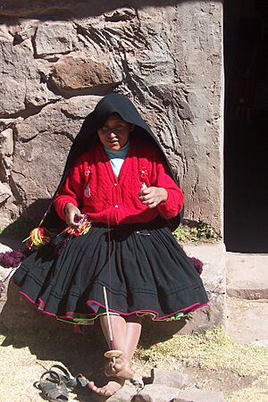 Archivo:Taquile Mujer hilando
