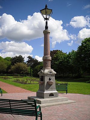 Archivo:The Robert Hamilton Memorial - geograph.org.uk - 1315490