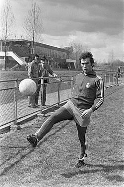 Archivo:Training Real Madrid in Amsterdam, Amancio, Bestanddeelnr 926-3299