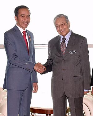 Archivo:Tun Dr Mahathir Mohamad and Joko Widodo