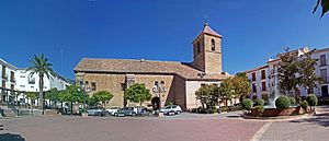 Archivo:Valdepeñas de Jaén. Iglesia parroquial y plaza de la Constitución copia