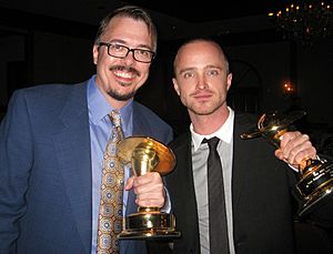 Archivo:Vince Gilligan and Aaron Paul cropped
