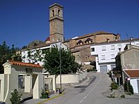 Archivo:Vista de Andilla desde la entrada, con la Iglesia al fondo