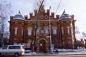 Archivo:Иркутский областной краеведческий музей, вход. 16 января 2013