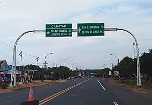 Archivo:Acceso a Carayaó por la Ruta Nacional 8.