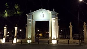 Archivo:Antigua Puerta de Hierros de Albacete. Hoy en día puerta del Parque de los Jardinillos