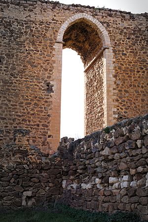 Archivo:Arco apuntado, Castillo de Montalbán