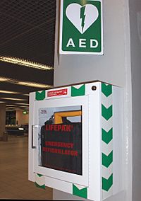 Archivo:Automated External Defibrillator Amsterdam airport