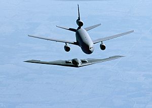 Archivo:B-2 Spirit and KC-10 Extender