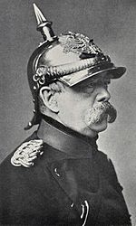 Archivo:Bismarck pickelhaube