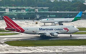 Archivo:Boeing 747-412(BCF) - PH-MPS - Martinair Cargo & Airbus A330-202 - EC-MYA - Level (Iberia) - La Aurora International Airport, Guatemala City 2