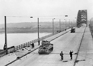Archivo:British XXX Corps cross the road bridge at Nijmegen
