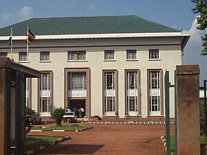 Archivo:Building in Kampala (1487842229)