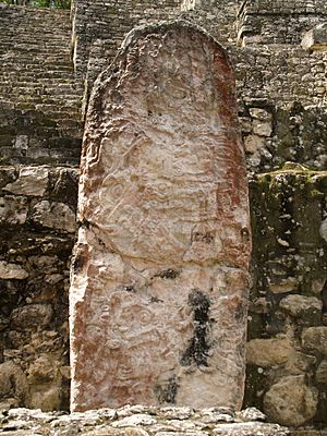 Archivo:Calakmul - Stele on Base of Structure II