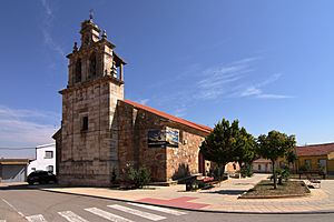Archivo:Calvarrasa de Arriba, Iglesia de San Pedro Apóstol
