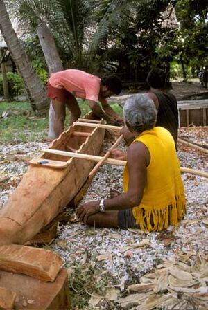 Archivo:Canoe carving on Nanumea