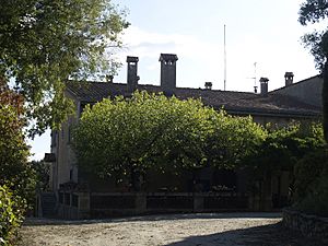 Archivo:Caserío delante del Castillo de Bell-lloc