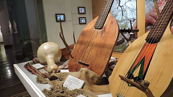 Archivo:Caspi guitarra de exposición en el Centro Cultural del Bicentenario, Santiago del Estero