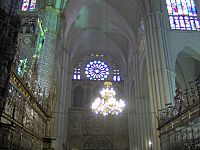 Archivo:Catedral de Toledo - Interior y vidrieras