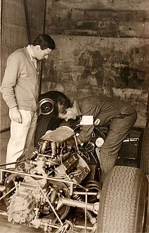 Archivo:ClarkJim1965mitMechaniker