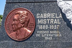 Archivo:Colocacion Medallon Gabriela Mistral - dsc0652