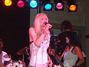 Archivo:Courtney Love on stage