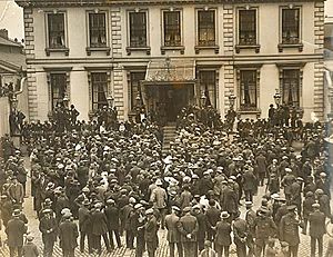 Archivo:Crowd at Mansion House Dublin ahead of War of Independence truce July 8 1921
