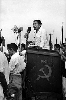 Archivo:DN Aidit speaking at PKI election meeting 1955