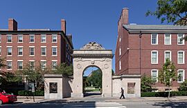 Das östliche Eingangstor der Brown University.jpg