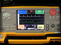 Archivo:Defibrillator Monitor Closeup