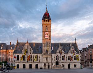 Archivo:Dendermonde town hall and belfry during golden hour (DSCF0501)