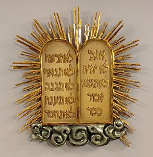Archivo:Dobruška synagogue, Ten Commandments 01